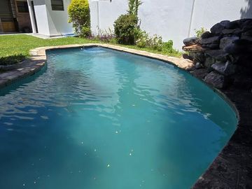 SOLIDA Y AMPLIA CASA DE 5 AMBIENTES EN VENTA CON JARDIN, PILETA Y TERRAZA. OLIVOS