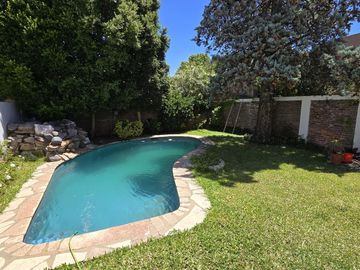 SOLIDA Y AMPLIA CASA DE 5 AMBIENTES EN VENTA CON JARDIN, PILETA Y TERRAZA. OLIVOS