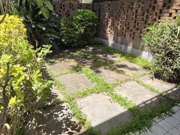 SOLIDA Y AMPLIA CASA DE 5 AMBIENTES EN VENTA CON JARDIN, PILETA Y TERRAZA. OLIVOS