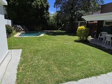 SOLIDA Y AMPLIA CASA DE 5 AMBIENTES EN VENTA CON JARDIN, PILETA Y TERRAZA. OLIVOS