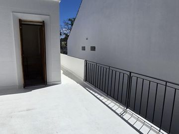 SOLIDA Y AMPLIA CASA DE 5 AMBIENTES EN VENTA CON JARDIN, PILETA Y TERRAZA. OLIVOS