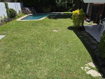 SOLIDA Y AMPLIA CASA DE 5 AMBIENTES EN VENTA CON JARDIN, PILETA Y TERRAZA. OLIVOS