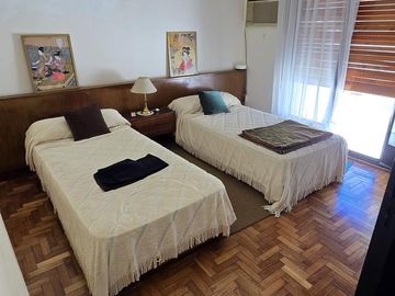 SOLIDA Y AMPLIA CASA DE 5 AMBIENTES EN VENTA CON JARDIN, PILETA Y TERRAZA. OLIVOS
