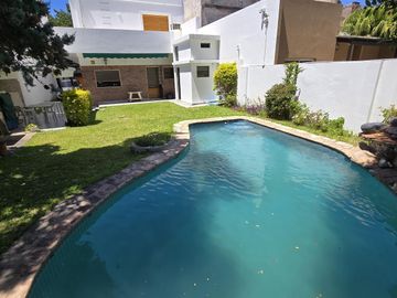 SOLIDA Y AMPLIA CASA DE 5 AMBIENTES EN VENTA CON JARDIN, PILETA Y TERRAZA. OLIVOS