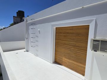 SOLIDA Y AMPLIA CASA DE 5 AMBIENTES EN VENTA CON JARDIN, PILETA Y TERRAZA. OLIVOS
