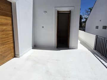 SOLIDA Y AMPLIA CASA DE 5 AMBIENTES EN VENTA CON JARDIN, PILETA Y TERRAZA. OLIVOS