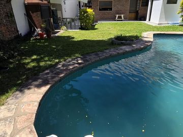 SOLIDA Y AMPLIA CASA DE 5 AMBIENTES EN VENTA CON JARDIN, PILETA Y TERRAZA. OLIVOS