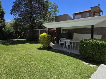SOLIDA Y AMPLIA CASA DE 5 AMBIENTES EN VENTA CON JARDIN, PILETA Y TERRAZA. OLIVOS