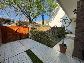 SOLIDA Y AMPLIA CASA DE 5 AMBIENTES EN VENTA CON JARDIN, PILETA Y TERRAZA. OLIVOS