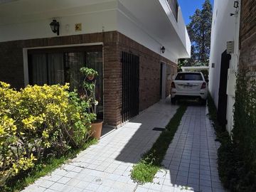 SOLIDA Y AMPLIA CASA DE 5 AMBIENTES EN VENTA CON JARDIN, PILETA Y TERRAZA. OLIVOS