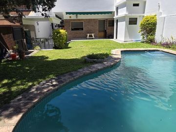 SOLIDA Y AMPLIA CASA DE 5 AMBIENTES EN VENTA CON JARDIN, PILETA Y TERRAZA. OLIVOS