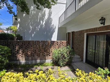 SOLIDA Y AMPLIA CASA DE 5 AMBIENTES EN VENTA CON JARDIN, PILETA Y TERRAZA. OLIVOS