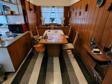 SOLIDA Y AMPLIA CASA DE 5 AMBIENTES EN VENTA CON JARDIN, PILETA Y TERRAZA. OLIVOS
