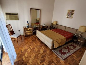 SOLIDA Y AMPLIA CASA DE 5 AMBIENTES EN VENTA CON JARDIN, PILETA Y TERRAZA. OLIVOS