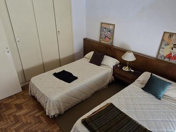 SOLIDA Y AMPLIA CASA DE 5 AMBIENTES EN VENTA CON JARDIN, PILETA Y TERRAZA. OLIVOS