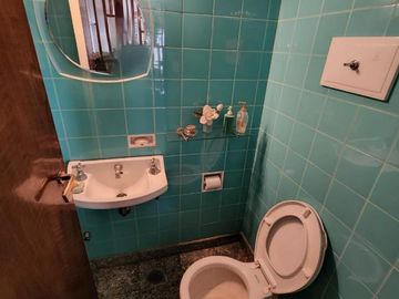 SOLIDA Y AMPLIA CASA DE 5 AMBIENTES EN VENTA CON JARDIN, PILETA Y TERRAZA. OLIVOS