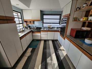 SOLIDA Y AMPLIA CASA DE 5 AMBIENTES EN VENTA CON JARDIN, PILETA Y TERRAZA. OLIVOS