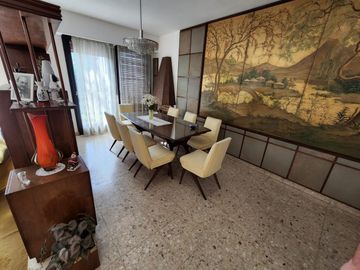 SOLIDA Y AMPLIA CASA DE 5 AMBIENTES EN VENTA CON JARDIN, PILETA Y TERRAZA. OLIVOS