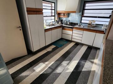 SOLIDA Y AMPLIA CASA DE 5 AMBIENTES EN VENTA CON JARDIN, PILETA Y TERRAZA. OLIVOS