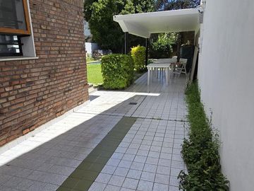 SOLIDA Y AMPLIA CASA DE 5 AMBIENTES EN VENTA CON JARDIN, PILETA Y TERRAZA. OLIVOS