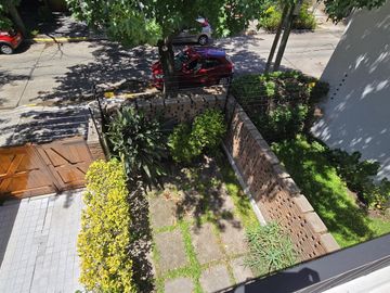 SOLIDA Y AMPLIA CASA DE 5 AMBIENTES EN VENTA CON JARDIN, PILETA Y TERRAZA. OLIVOS