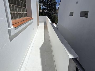 SOLIDA Y AMPLIA CASA DE 5 AMBIENTES EN VENTA CON JARDIN, PILETA Y TERRAZA. OLIVOS
