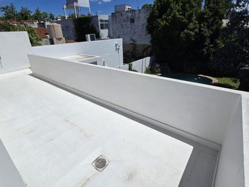SOLIDA Y AMPLIA CASA DE 5 AMBIENTES EN VENTA CON JARDIN, PILETA Y TERRAZA. OLIVOS
