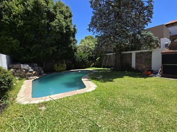 SOLIDA Y AMPLIA CASA DE 5 AMBIENTES EN VENTA CON JARDIN, PILETA Y TERRAZA. OLIVOS