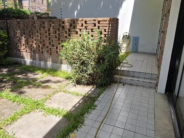 SOLIDA Y AMPLIA CASA DE 5 AMBIENTES EN VENTA CON JARDIN, PILETA Y TERRAZA. OLIVOS