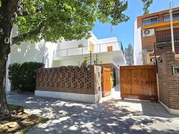 SOLIDA Y AMPLIA CASA DE 5 AMBIENTES EN VENTA CON JARDIN, PILETA Y TERRAZA. OLIVOS