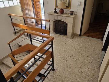 SOLIDA Y AMPLIA CASA DE 5 AMBIENTES EN VENTA CON JARDIN, PILETA Y TERRAZA. OLIVOS
