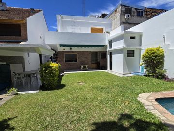 SOLIDA Y AMPLIA CASA DE 5 AMBIENTES EN VENTA CON JARDIN, PILETA Y TERRAZA. OLIVOS