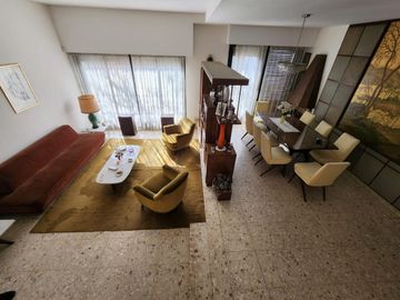 SOLIDA Y AMPLIA CASA DE 5 AMBIENTES EN VENTA CON JARDIN, PILETA Y TERRAZA. OLIVOS