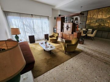 SOLIDA Y AMPLIA CASA DE 5 AMBIENTES EN VENTA CON JARDIN, PILETA Y TERRAZA. OLIVOS