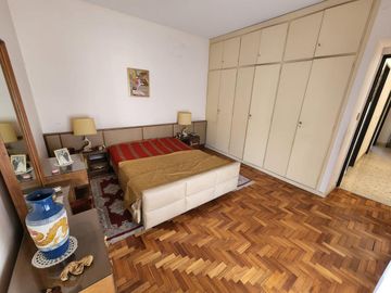 SOLIDA Y AMPLIA CASA DE 5 AMBIENTES EN VENTA CON JARDIN, PILETA Y TERRAZA. OLIVOS