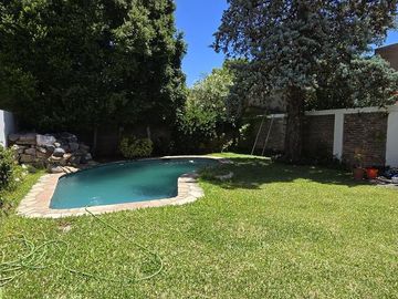 SOLIDA Y AMPLIA CASA DE 5 AMBIENTES EN VENTA CON JARDIN, PILETA Y TERRAZA. OLIVOS
