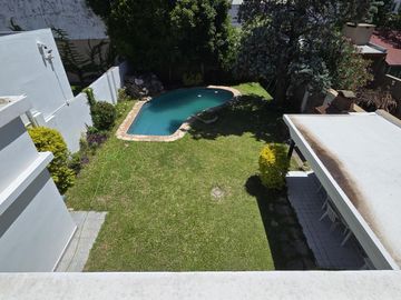 SOLIDA Y AMPLIA CASA DE 5 AMBIENTES EN VENTA CON JARDIN, PILETA Y TERRAZA. OLIVOS