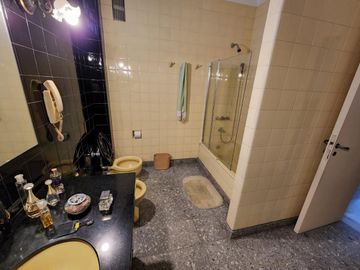 SOLIDA Y AMPLIA CASA DE 5 AMBIENTES EN VENTA CON JARDIN, PILETA Y TERRAZA. OLIVOS