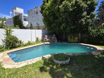SOLIDA Y AMPLIA CASA DE 5 AMBIENTES EN VENTA CON JARDIN, PILETA Y TERRAZA. OLIVOS