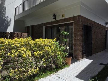 SOLIDA Y AMPLIA CASA DE 5 AMBIENTES EN VENTA CON JARDIN, PILETA Y TERRAZA. OLIVOS