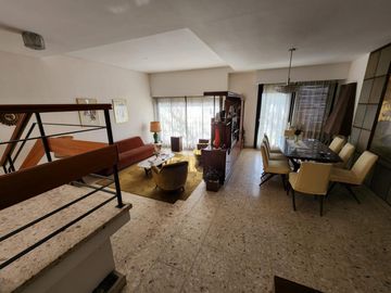 SOLIDA Y AMPLIA CASA DE 5 AMBIENTES EN VENTA CON JARDIN, PILETA Y TERRAZA. OLIVOS