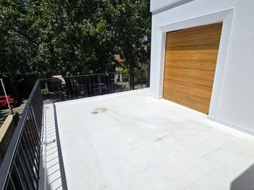 SOLIDA Y AMPLIA CASA DE 5 AMBIENTES EN VENTA CON JARDIN, PILETA Y TERRAZA. OLIVOS