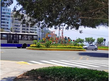 MIRAFLORES DEPARTAMENTO DE ESTRENO EN VENTA FRENTE AL MALECÓN