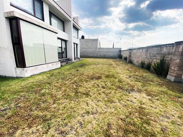Casa en venta en Lomas de Angelópolis 1, en Cluster 222A, muy cerca de Sonata con 500m2 de jardín