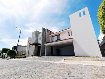Casa en venta en Lomas de Angelópolis 1, en Cluster 222A, muy cerca de Sonata con 500m2 de jardín
