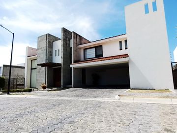 Casa en venta en Lomas de Angelópolis 1, en Cluster 222A, muy cerca de Sonata con 500m2 de jardín