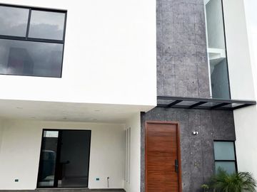 Casa en venta en Montebello Residencial, a unos metros de Parque Loro