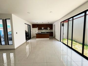 Casa en venta en Montebello Residencial, a unos metros de Parque Loro