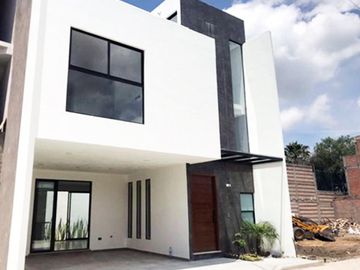 Casa en venta en Montebello Residencial, a unos metros de Parque Loro
