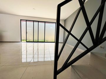 Casa en venta en Montebello Residencial, a unos metros de Parque Loro
